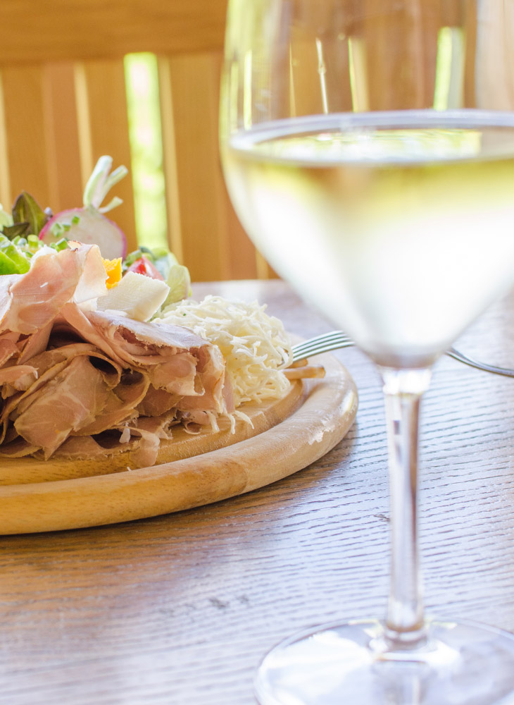 Weinglas Heurigentisch Weinblick